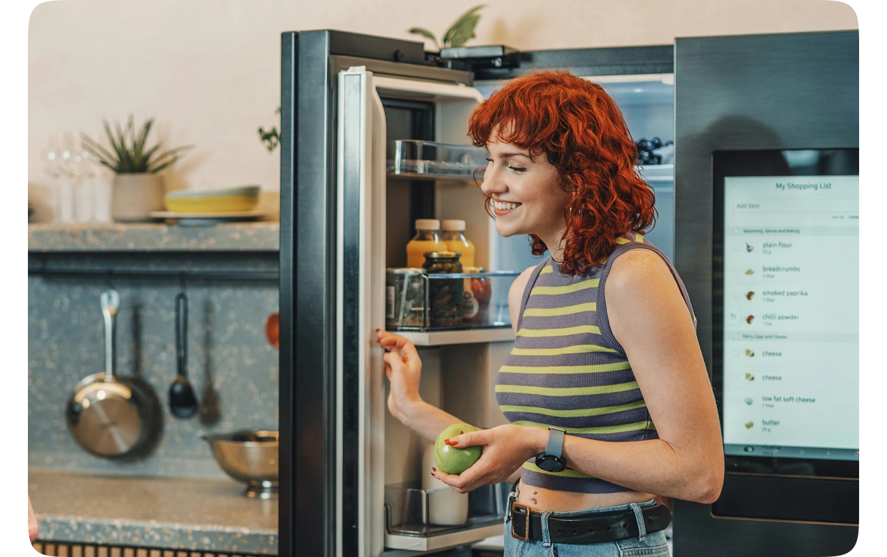Convive qui se sert dans un frigo connecté en libre-service